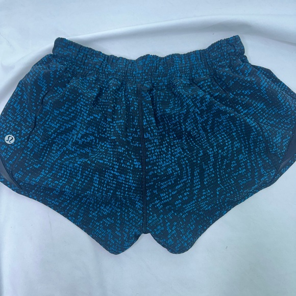 Lululemon Athletica Blue/Black 2.5” Hotty Hot Shorts 6 - Picture 2 of 3